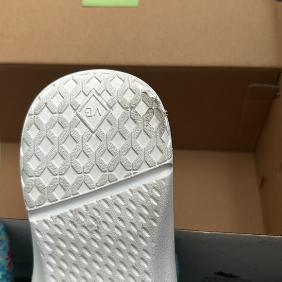 Vera Bradley size 8 Cloud flip flops. Preowned. See closeup of heels. - Picture 6 of 6
